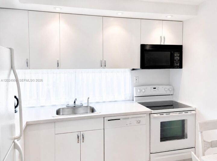 Property Photo: 17011 N Bay Rd 417 FL 33160