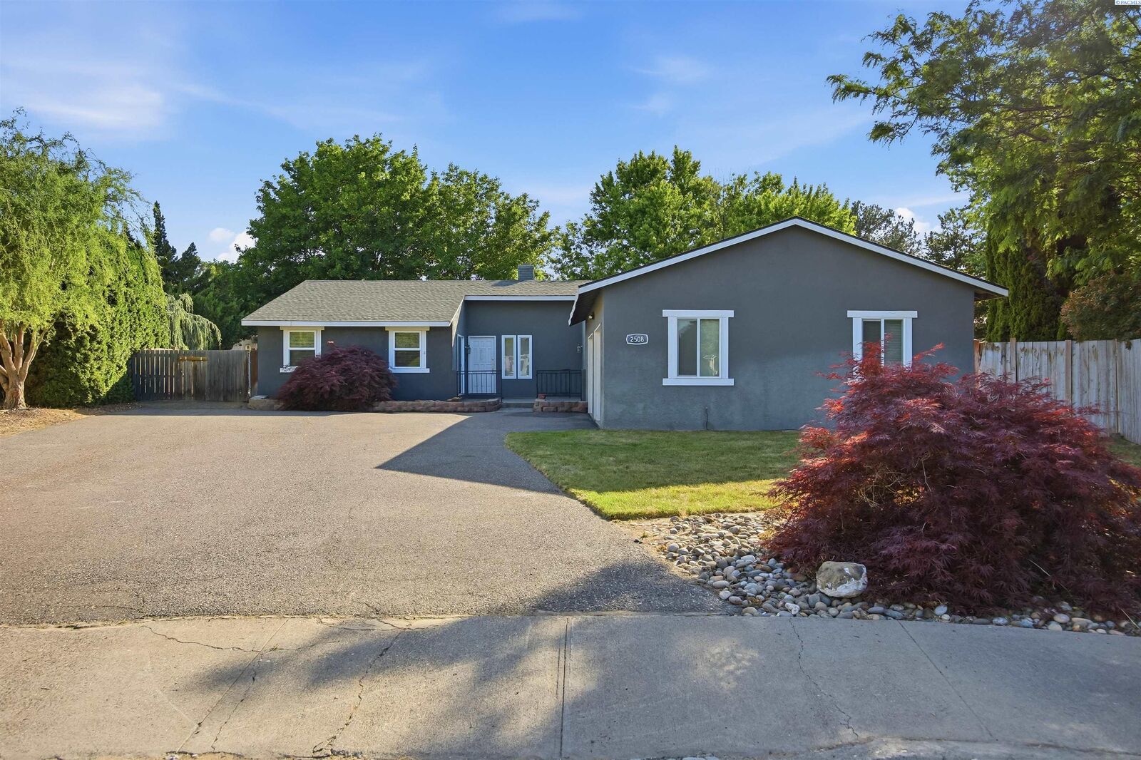 Property Photo:  2508 S Edison Pl  WA 99338 