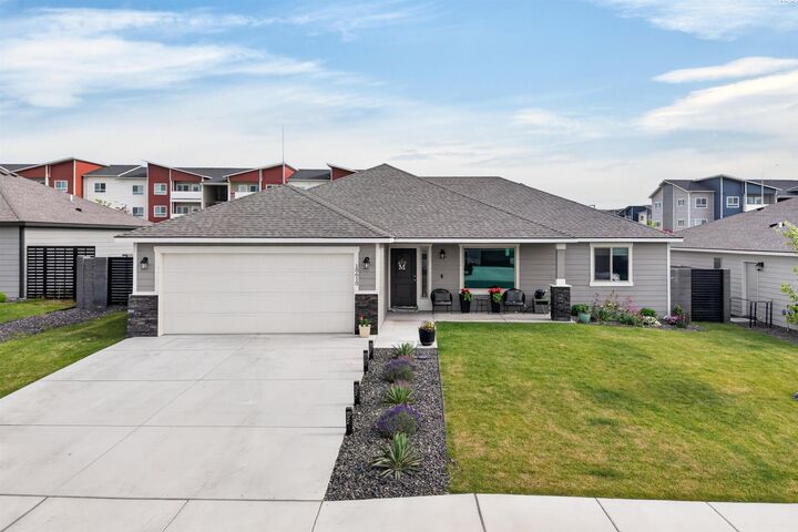 Property Photo:  10610 Chinook Dr,  WA 99301 