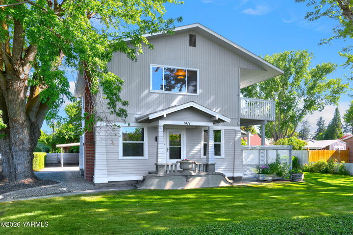 Property Photo:  1411 W Viola Ave  WA 98902 