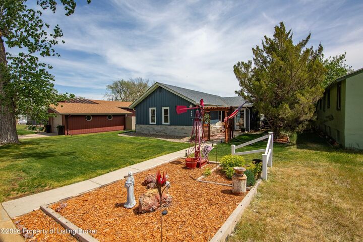 Property Photo:  305 4th Avenue SW  ND 58623 