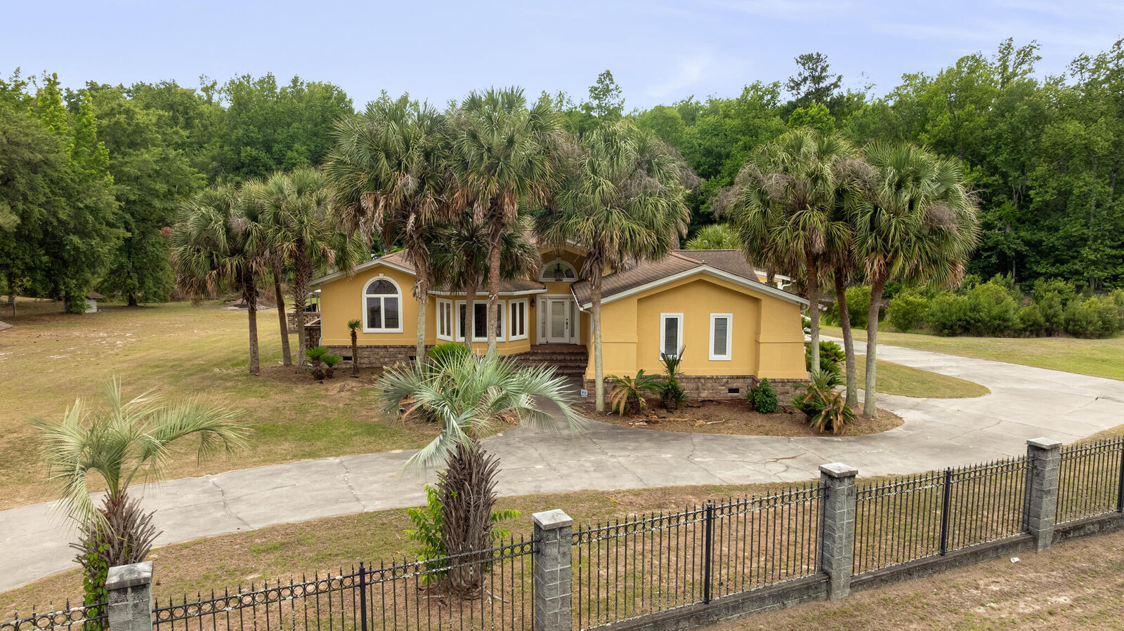Property Photo: 1561 Zion Road SC 29437