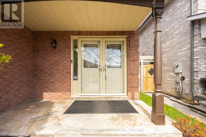 Property Photo:  21 Dagwell Crescent  ON L1T 3M8 