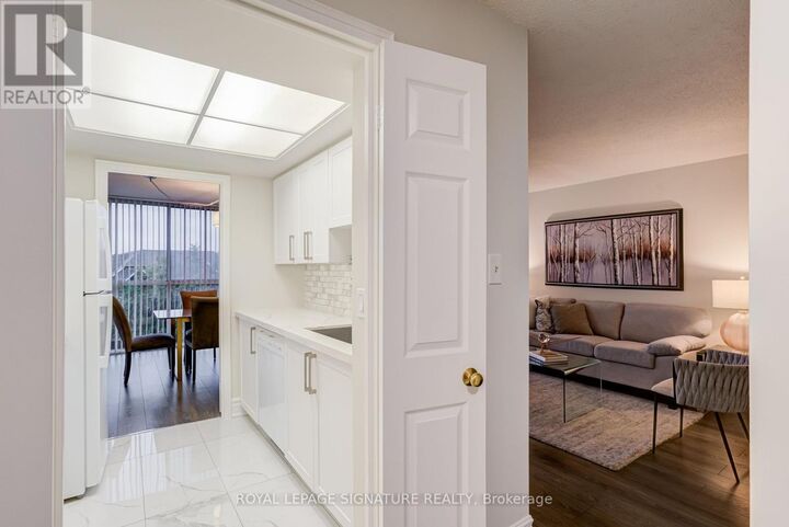 Property Photo: 880 Dundas Street West 405 ON L5C 4H3