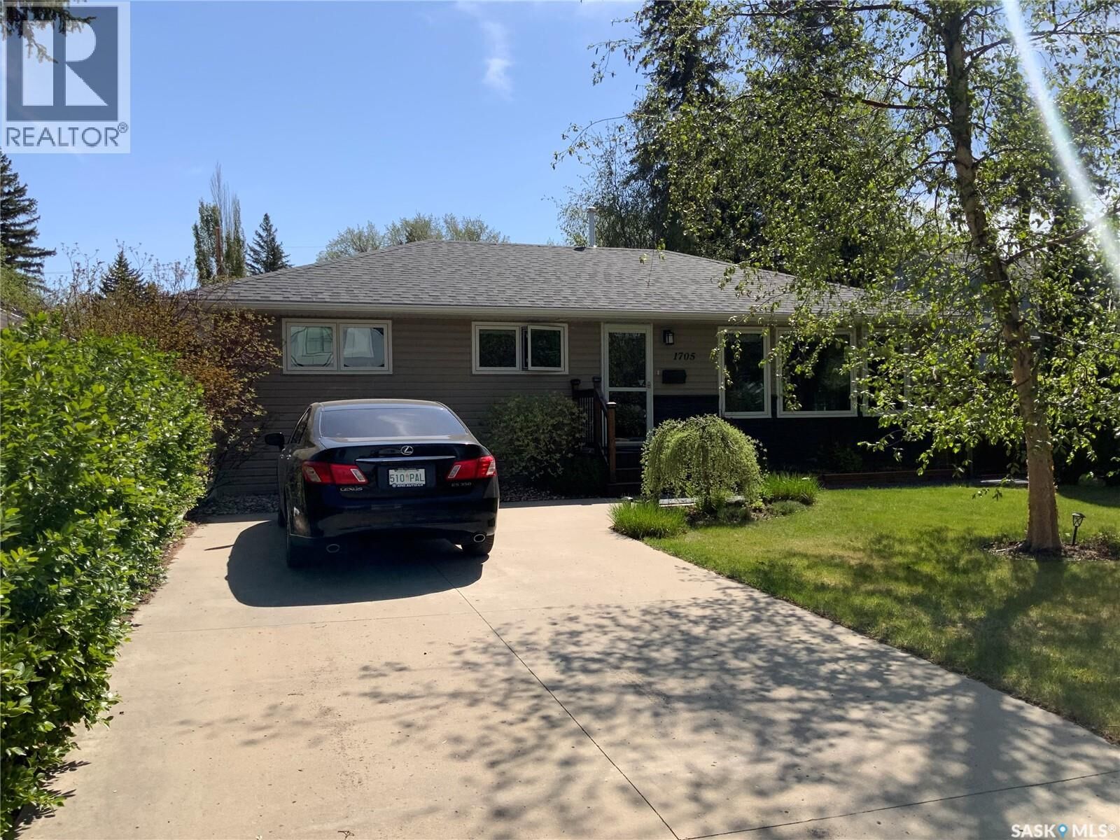Property Photo:  1705 Wiggins Avenue S  SK S7H 2K1 