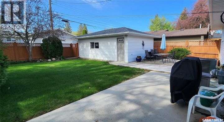 Property Photo:  434 Ash Street E  SK S7J 0K5 