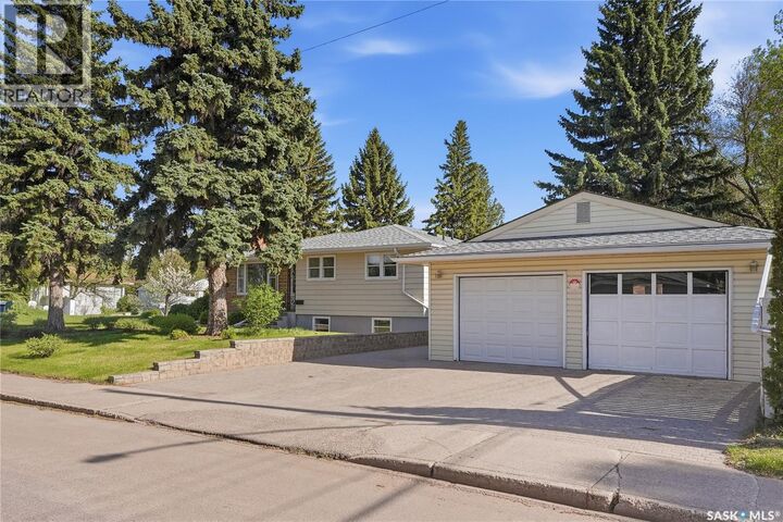 Property Photo:  2102 Cumberland Avenue S  SK S7J 1Z3 