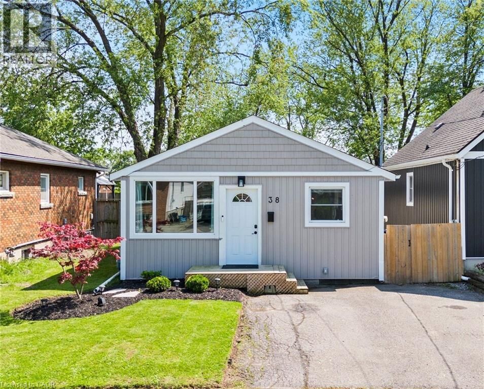 Property Photo:  38 Alexandra Boulevard  ON L2P 1J9 