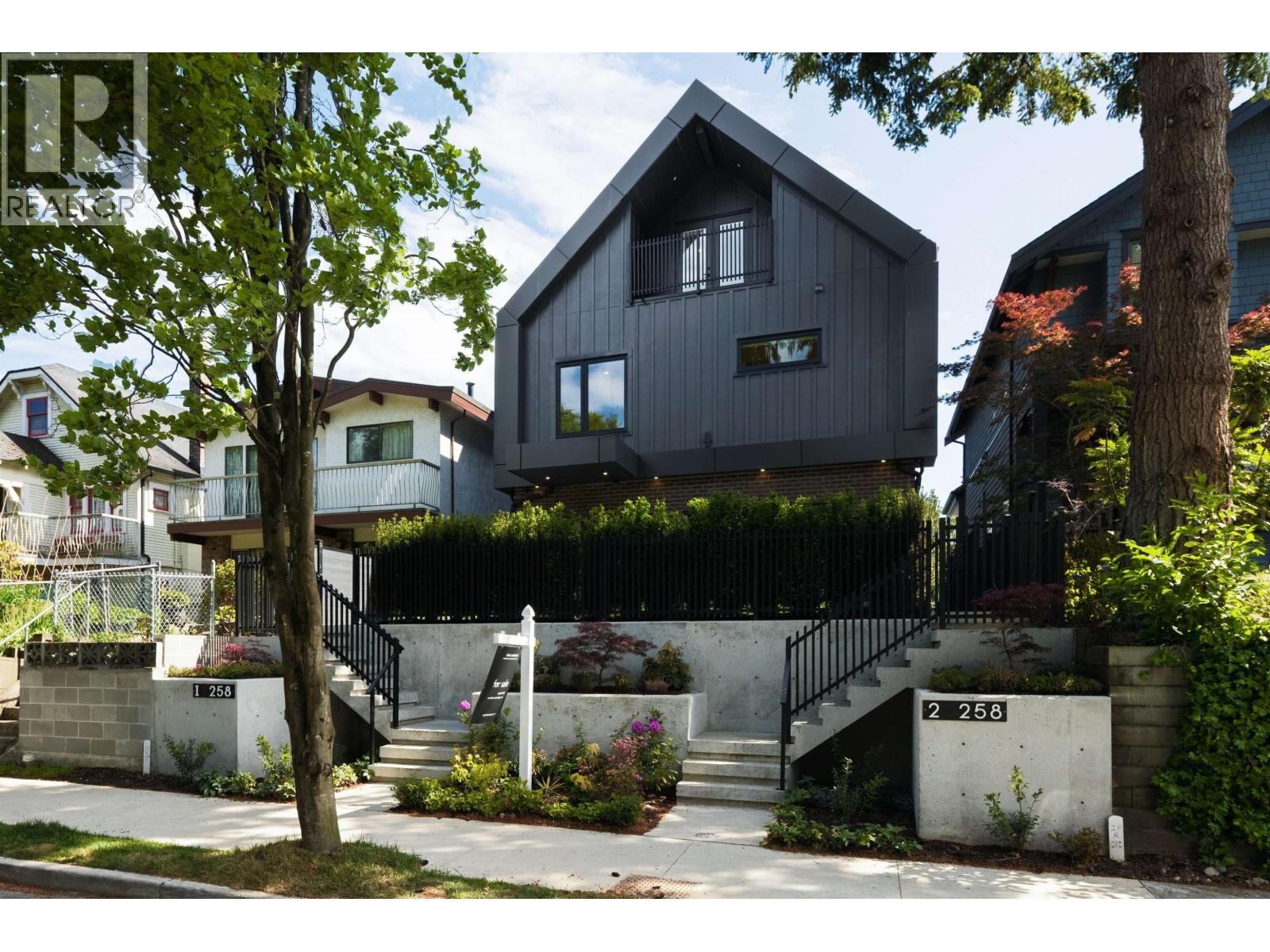 Property Photo:  258 East 19 Avenue 2  BC V5V 1J2 