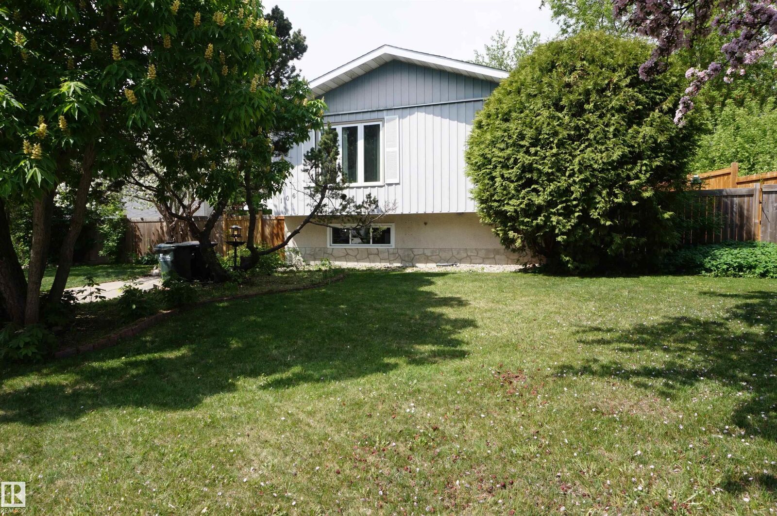 Property Photo:  106 Greengrove Avenue  AB T8A 3C6 