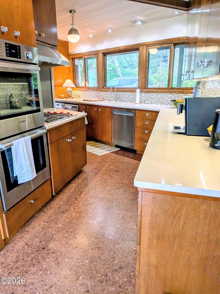 Property Photo: 5 Ridge Crest Rd Road OR 97388