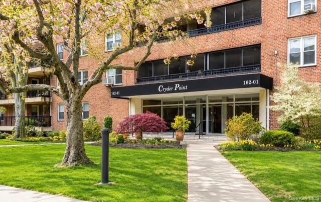 Property Photo:  162-01 Powells Cove Boulevard 2G  NY 11357 