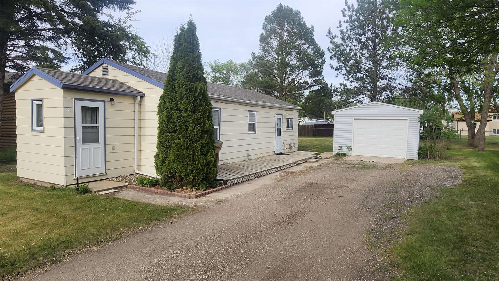 Property Photo: 915 37th St SE ND 58701