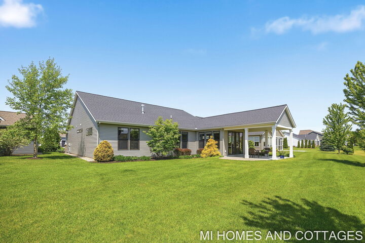 Property Photo: 14052 Phoenix Place MI 49424