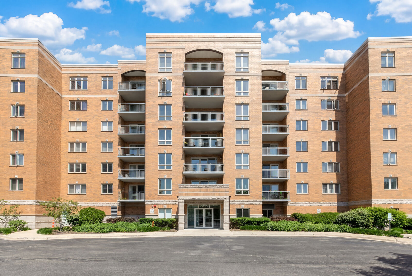 Property Photo: 6815 N Milwaukee Avenue 605 IL 60714