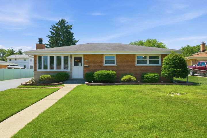 Property Photo: 498 Gilbert Drive IL 60191
