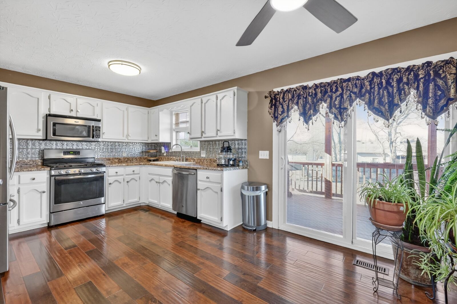 Property Photo:  105 Hunterwood Dr  TN 37188 