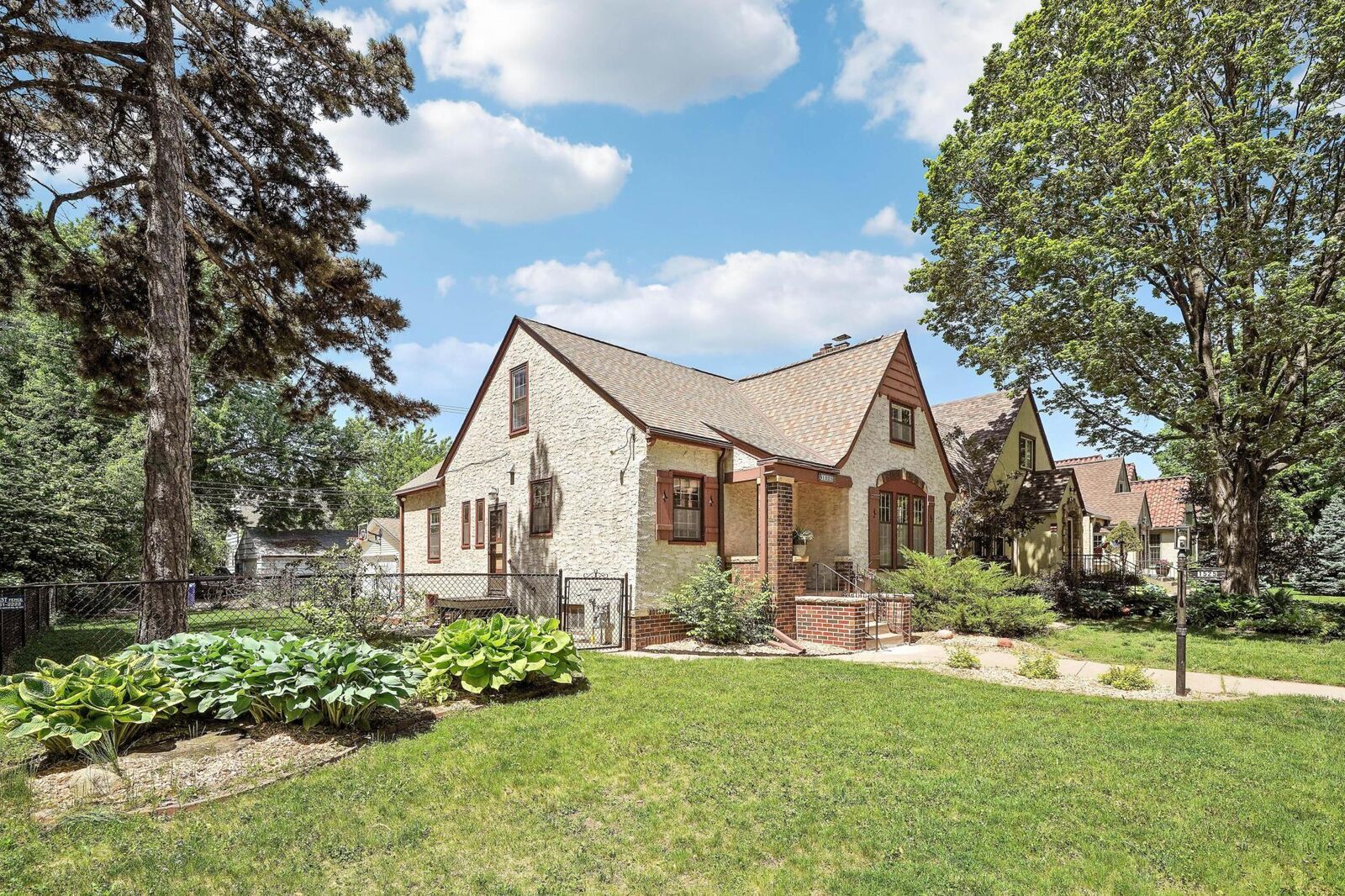 Property Photo: 1525 Asbury Street MN 55108