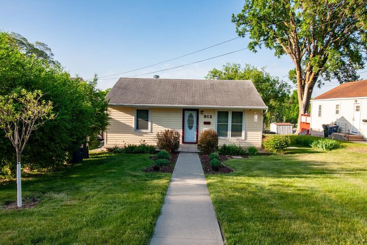 Property Photo: 912 E Highland Avenue MN 56537