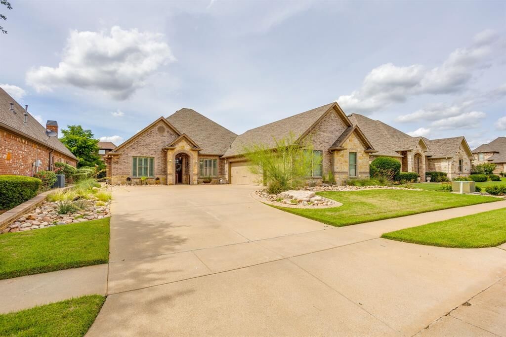 Property Photo: 2318 Vienna Drive TX 76048