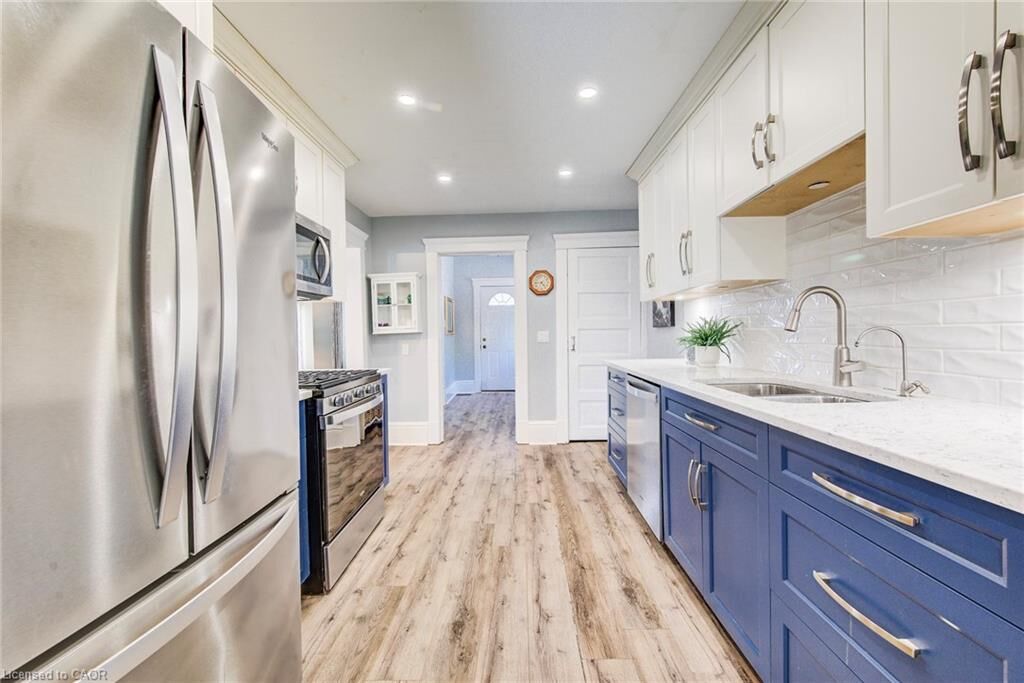 Property Photo:  96 Home Street  ON N5A 1Z7 