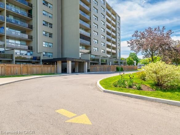 Property Photo: 15 Nicklaus Drive 512 ON L8K 5L5