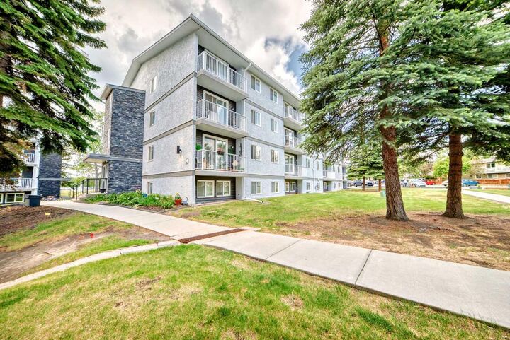 Property Photo: 5601 Dalton Drive NW 404C AB T3A 2E2