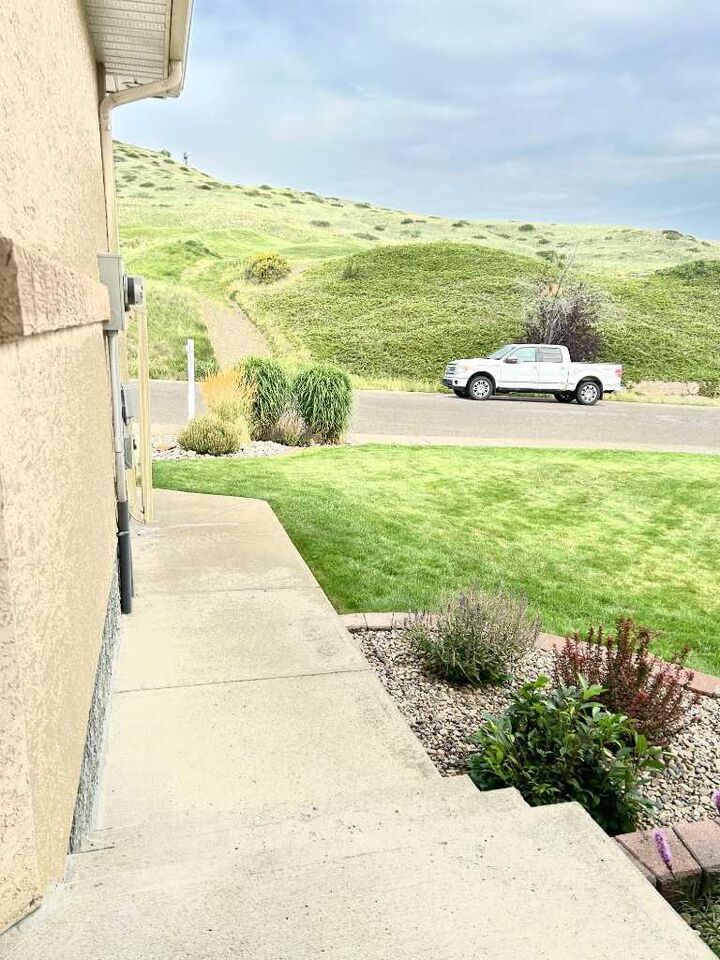 Property Photo: 410 Canyon Boulevard W B AB T1K 6V2