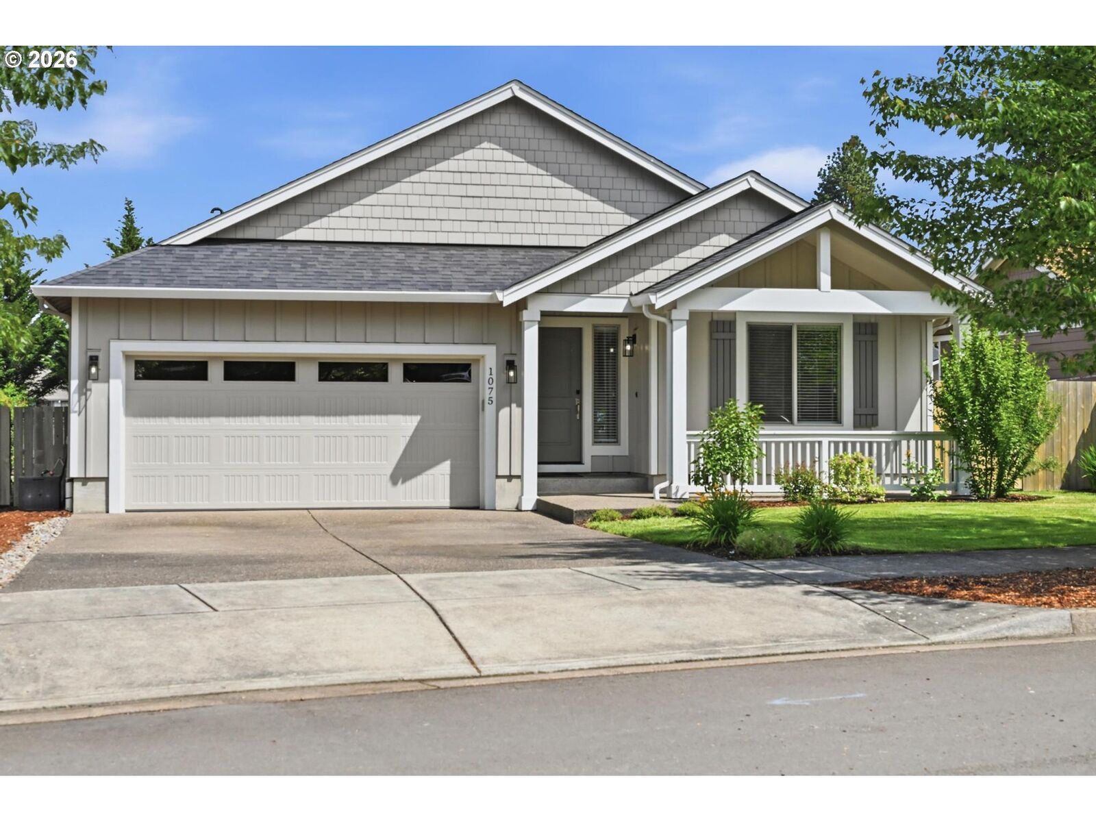 Property Photo: 1075 Sage St OR 97381
