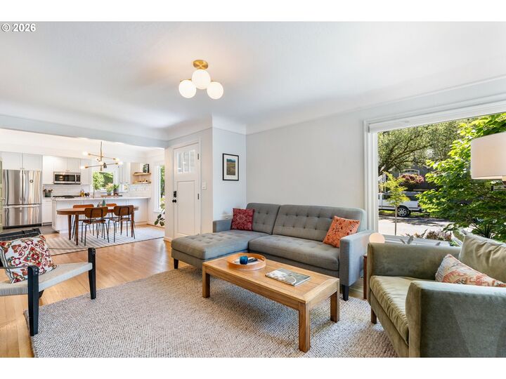 Property Photo:  5555 SE Stark St  OR 97215 
