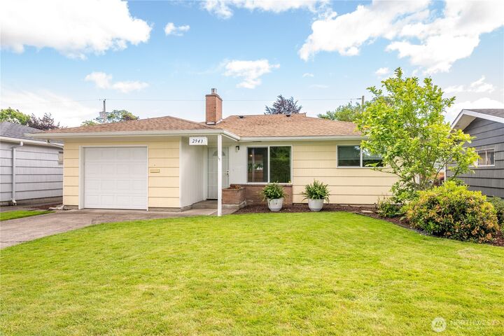 Property Photo:  2943  Magnolia Street  WA 98632 