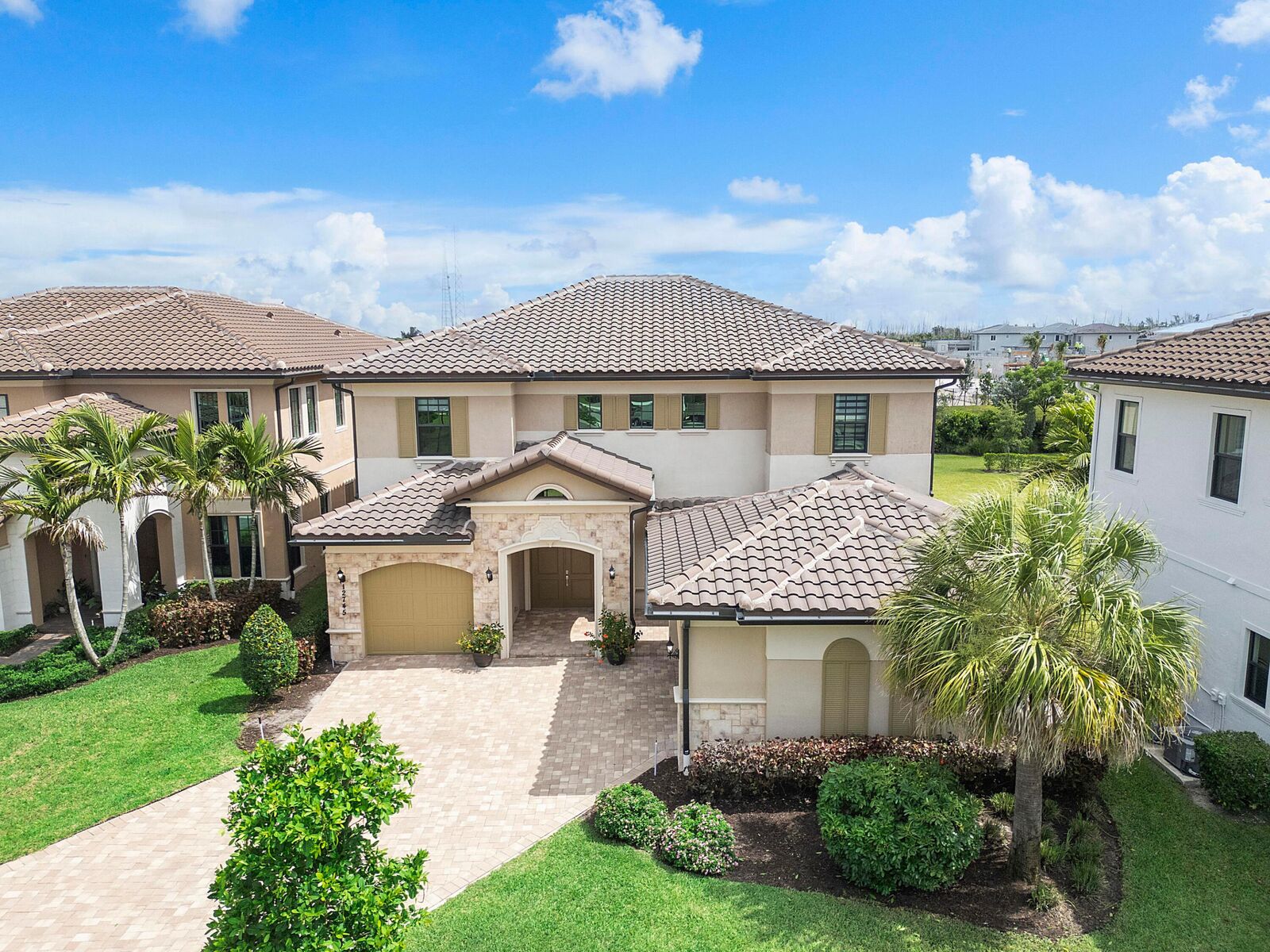 Property Photo: 12745 Bayside Court FL 33076