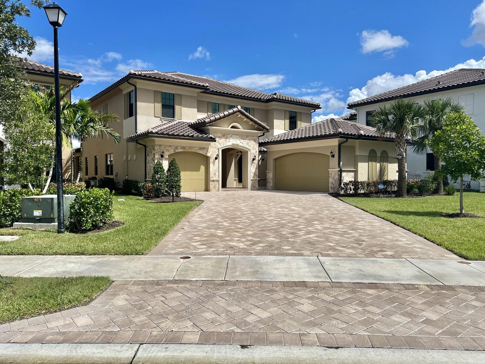 Property Photo: 12745 Bayside Court FL 33076