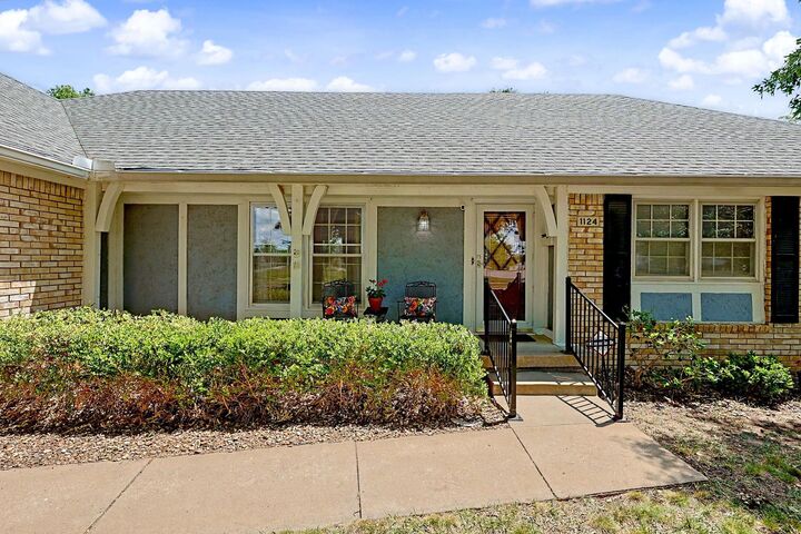 Property Photo:  1124 S Barlow St  KS 67207 