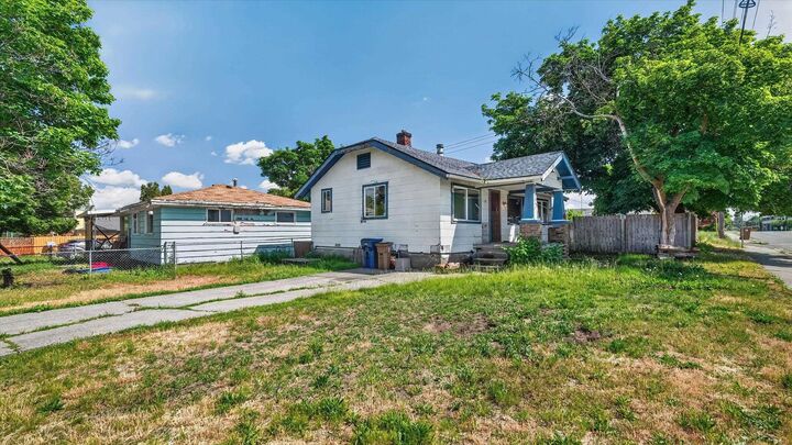 Property Photo:  5016 N Lidgerwood St  WA 99207 
