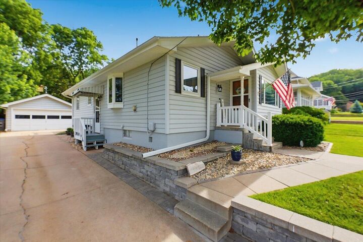 Property Photo:  220 Locust Lodge  Avenue  IA 51503 