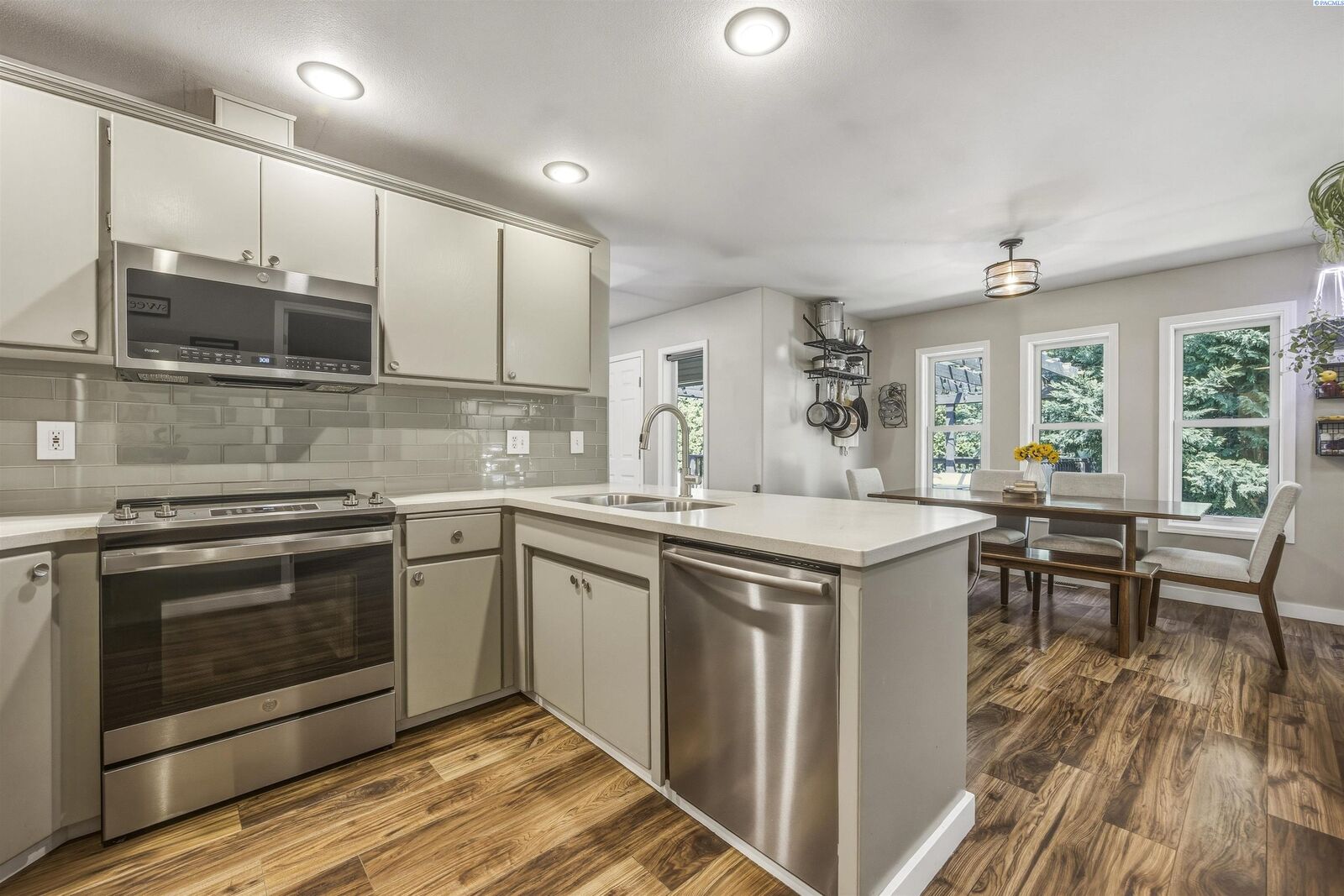 Property Photo:  101 S Sherman Place  WA 99336 