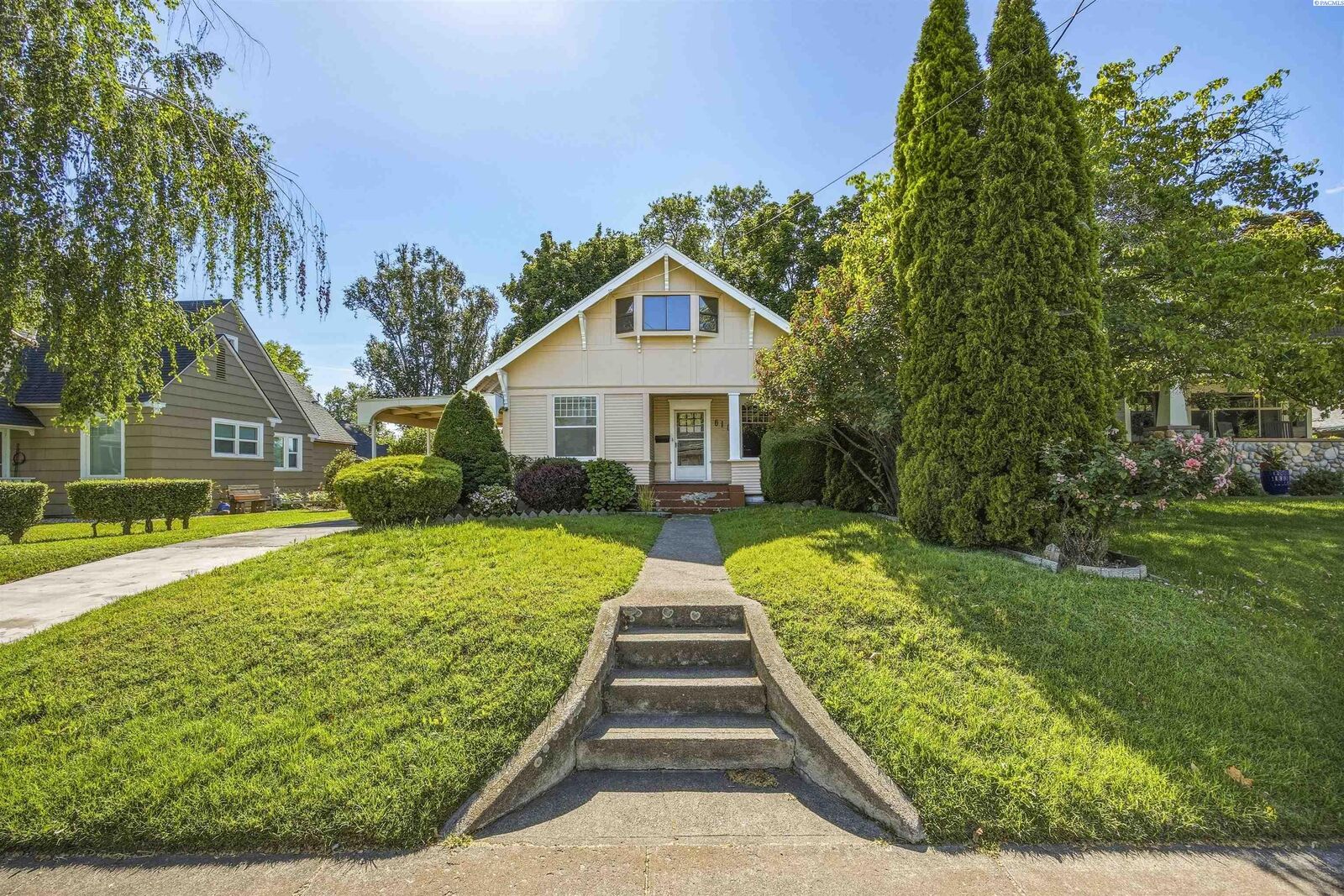 Property Photo:  618 S 2nd Ave  WA 99362 