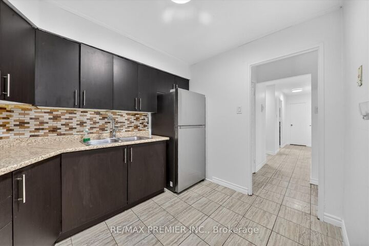Property Photo: 3555 Derry Road E 712 ON L4T 1B2