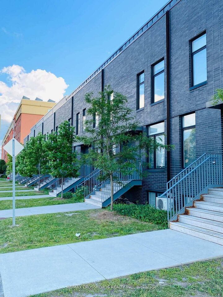 Property Photo: 1720 Simcoe Street N 5 ON L1G 4X9