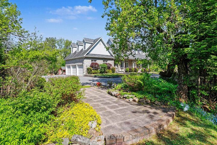 Property Photo: 3 Kimini Drive ON K2S 1S6