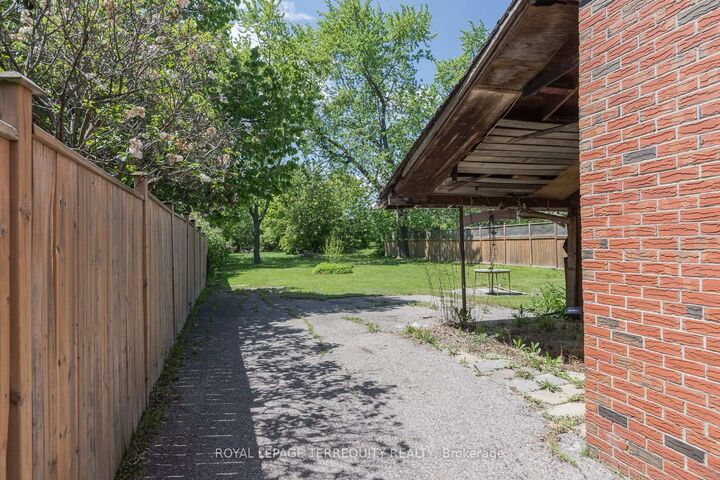 Property Photo: 3056 Parkerhill Road ON L5B 1V5