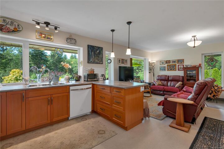 Property Photo: 220 Irene Rd BC V0P 1N0