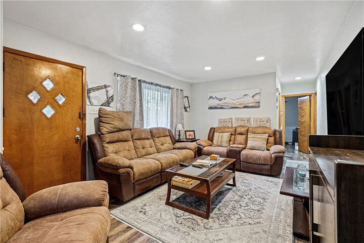 Property Photo:  3101 Viola St  PA 15214 