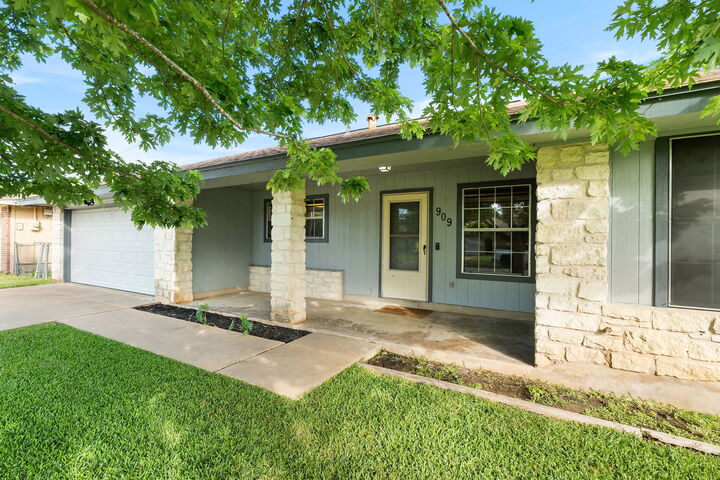 Property Photo:  909 Garden View Drive  TX 78628 