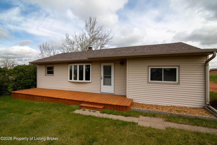 Property Photo:  107 6th Street NE  ND 58622 