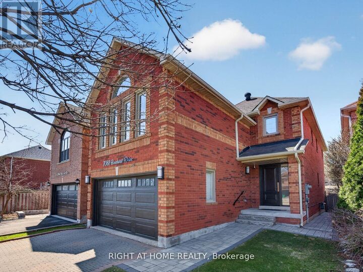 Property Photo: 7068 Rosehurst Drive ON L5N 6Y8