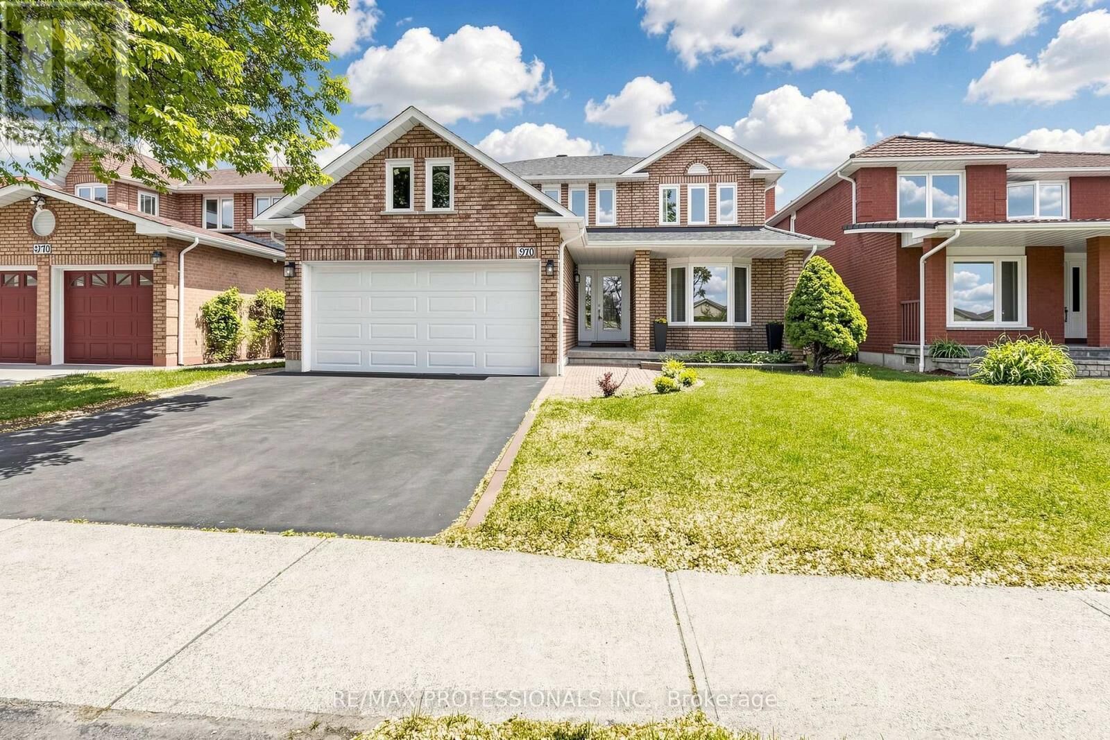 Property Photo: 970 Silversmith Drive ON L5V 1E7