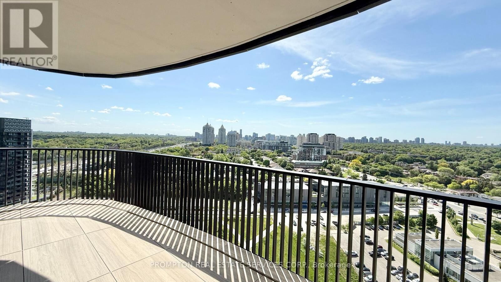 Property Photo: 18 Esther Shiner Boulevard 2203 ON M2K 0J7