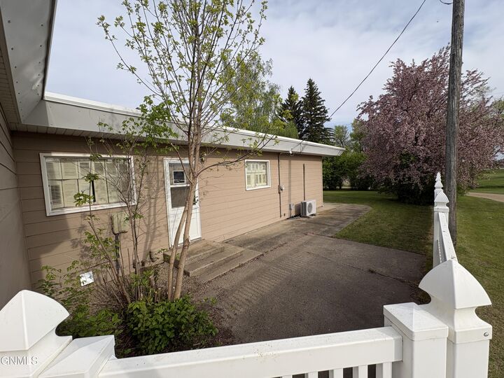 Property Photo:  121 4th Street  ND 58433 